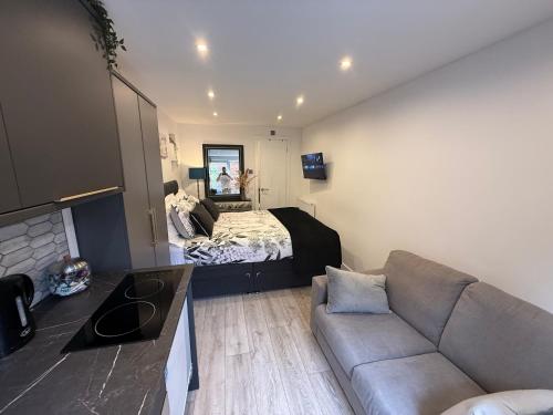 Lux Private Entrance 1 bed Studio - Free Parking - ideal for COOP Live, MCR City Centre, Salford Royal Hospital & Buile Hill Mansion wedding venue photo 8