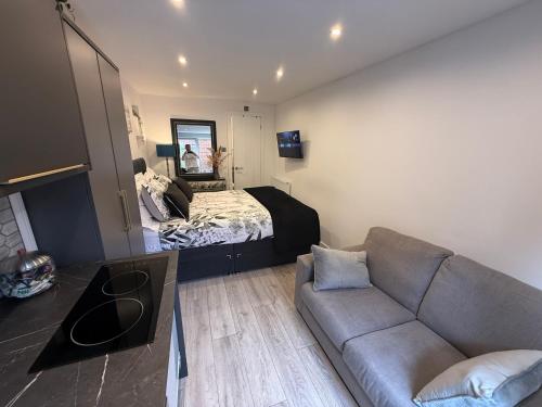 Lux Private Entrance 1 bed Studio - Free Parking - ideal for COOP Live, MCR City Centre, Salford Royal Hospital & Buile Hill Mansion wedding venue photo 21
