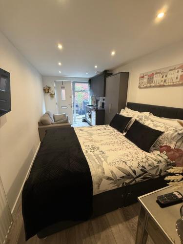Lux Private Entrance 1 bed Studio - Free Parking - ideal for COOP Live, MCR City Centre, Salford Royal Hospital & Buile Hill Mansion wedding venue photo 20