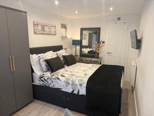 Lux Private Entrance 1 bed Studio - Free Parking - ideal for COOP Live, MCR City Centre, Salford Royal Hospital & Buile Hill Mansion wedding venue photo 3