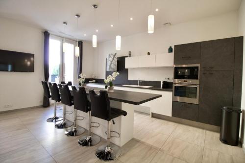 Cannes Spacious 4 Bedroom Apartment with Sunny Terrace