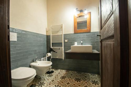a bathroom with a toilet and a sink at Agriturismo Re Tarquinio in Tuscania