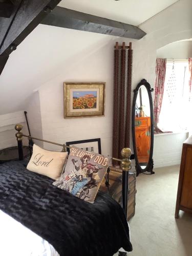 Katil atau katil-katil dalam bilik di Weymouth Quirky apartment