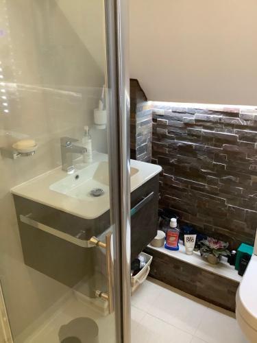 Bilik mandi di Weymouth Quirky apartment