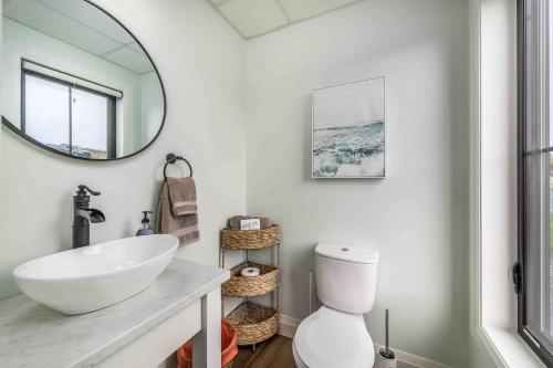 Koupelna v ubytování Ocean Front Saltbox 'seaforever' Whot Tub