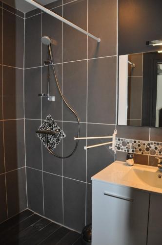 une salle de bain avec douche et lavabo dans l'établissement Jolie maison 5 chambres 14 pers, à La Tranche-sur-Mer