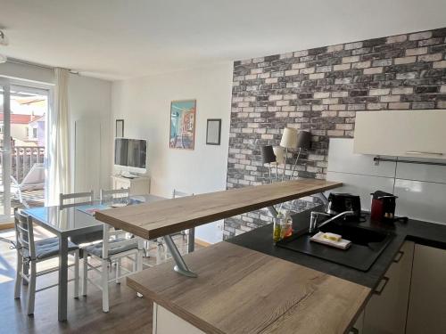 une cuisine avec une table et une salle à manger dans l'établissement Superbe duplex - terrasse ensoleillée, 300m plage, à Les Sables-dʼOlonne