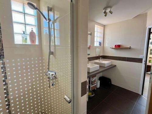 Et badeværelse på Superbe duplex - terrasse ensoleillée, 300m plage