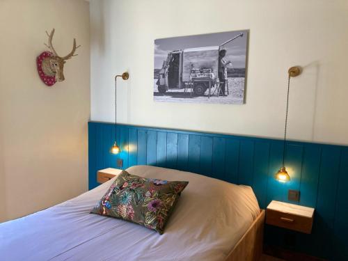 a bedroom with a bed and a picture of a truck at Casa Bauxells in Sahorre
