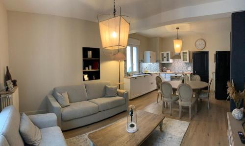 un salon avec un canapé et une table dans l'établissement NUANCES Gîte Simplicity and elegance 8-pers, à Épernay
