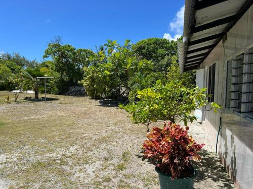 Taman di luar Chez Guy , chambre familiale