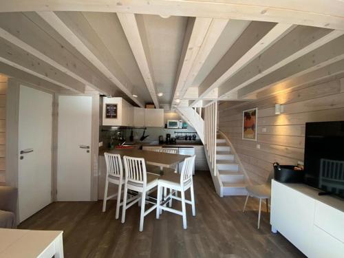 une cuisine et une salle à manger avec une table et des chaises dans l'établissement Villa Patio Rénovée avec Terrasse Couverte, Proche du Port et Centre d'Hossegor - FR-1-413-228, à Capbreton