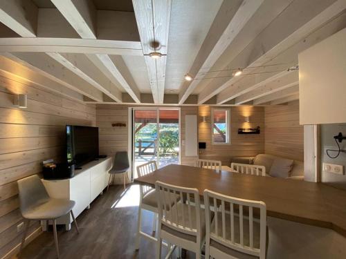 Villa Patio Rénovée avec Terrasse Couverte, Proche du Port et Centre d'Hossegor - FR-1-413-228