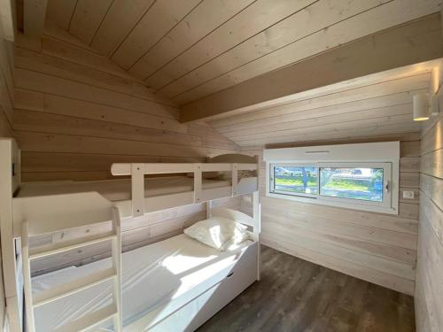 - une petite chambre avec des lits superposés dans une cabine dans l'établissement Villa Patio Rénovée avec Terrasse Couverte, Proche du Port et Centre d'Hossegor - FR-1-413-228, à Capbreton
