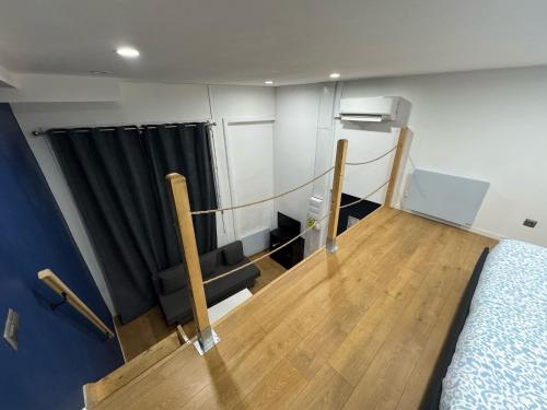 Cette chambre comprend un lit et un rideau noir. dans l'établissement Studio cosy proche du centre de Lyon, à Lyon