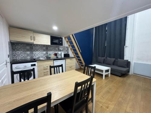 une cuisine et un salon avec une table et un canapé dans l'établissement Studio cosy proche du centre de Lyon, à Lyon