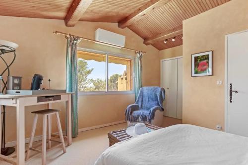 une chambre avec un lit, un bureau et une fenêtre dans l'établissement Villa 4 chambres - piscine - parking - clim, à Saint-Raphaël