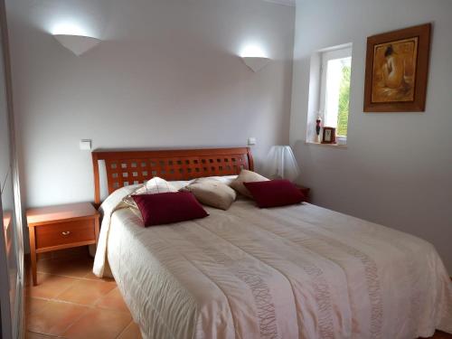 En eller flere senge i et værelse på Villa Carmara