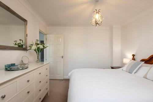 Ένα ή περισσότερα κρεβάτια σε δωμάτιο στο Fabulous High Street Townhouse With Stunning Views & Parking at 'Eagles Nest'