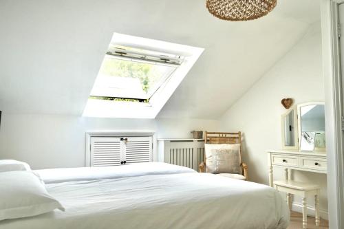 Katil atau katil-katil dalam bilik di Stunning High Street Townhouse With Sea Views & Parking at 'Tide View Townhouse'