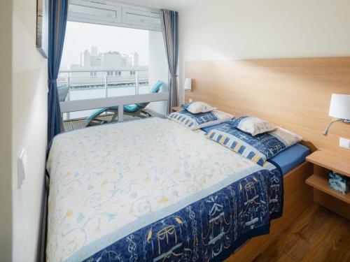 une chambre avec un lit et une fenêtre dans l'établissement Appartement Sonnengelb, à Norderney