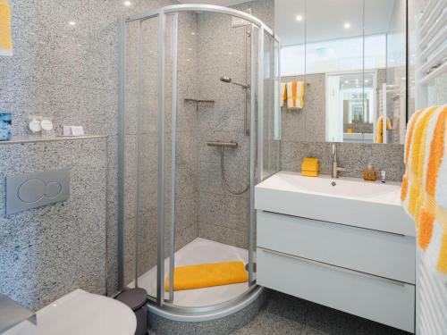 une salle de bains avec douche, toilettes et lavabo dans l'établissement Appartement Sonnengelb, à Norderney
