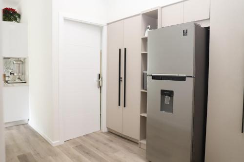 a kitchen with a refrigerator and a door at Hotel Colina Inn Escazu in San Rafael