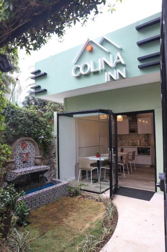 a building with a domino inn sign on it at Hotel Colina Inn Escazu in San Rafael