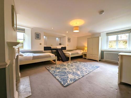 Katil atau katil-katil dalam bilik di Grand Garden Apartment - The Old Vicarage - Duplex Residence, Breathtaking sea views Over Shanklin Bay - Shanklin Old Village, fantastic family getaway!