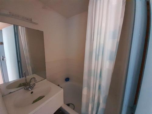 une salle de bain avec un lavabo et une douche dans l'établissement Appartement T2 mezzanine proche mer à St Hilaire de Riez - FR-1-324-149, à Saint-Hilaire-de-Riez