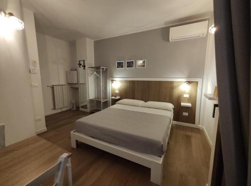 Postel nebo postele na pokoji v ubytování Loremi Rooms