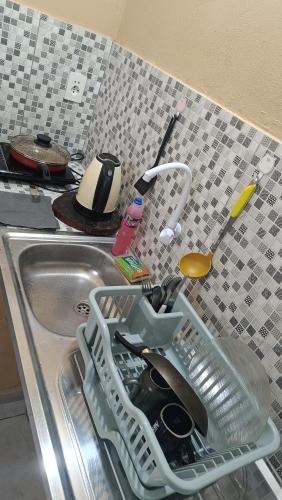 a dish drying rack in a kitchen sink at Habitación para 2 personas in Villa Elisa