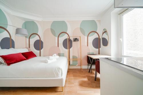 une chambre avec un lit et un bureau dans l'établissement Cozy studio in Voltaire - V, à Paris
