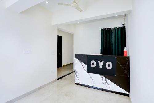 een lege kamer met een qo-teken op een muur bij HOTEL O COURTYARD VILLLA in Prayagraj