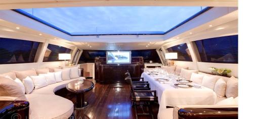 un salon avec des meubles blancs et une grande lucarne dans l'établissement Bateau Mangusta 92, à Cannes