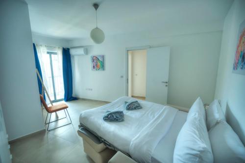 a bedroom with a bed with towels on it at Luxury, modern & spacious 2 bedroom flat, DBOR1-2 in Pieta