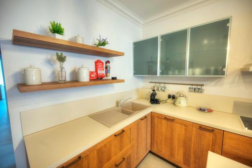 a kitchen with wooden cabinets and a sink at Luxury, modern & spacious 2 bedroom flat, DBOR1-2 in Pieta