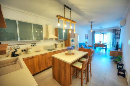 a kitchen with a table and a dining room at Luxury, modern & spacious 2 bedroom flat, DBOR1-2 in Pieta