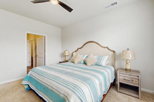 ein Schlafzimmer mit einem Bett und einem Deckenventilator in der Unterkunft Ocean View Beach Club Nantasket Avenue in Ocean View