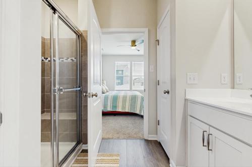 ein Badezimmer mit Dusche und Waschbecken und ein Bett in der Unterkunft Ocean View Beach Club Nantasket Avenue in Ocean View