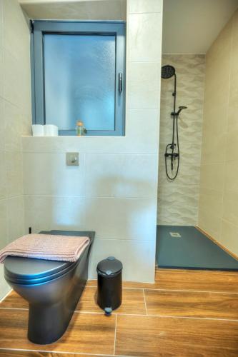 a bathroom with a black toilet and a shower at Luxury, modern & spacious 2 bedroom flat, DBOR1-2 in Pieta