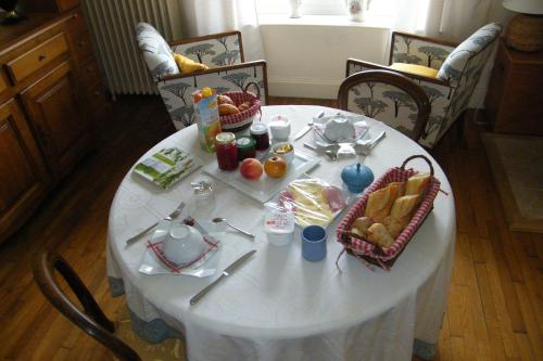 ヴィッテルにあるChambre d'hôte Jules & Annetteの白いテーブル(食べ物とバスケット付)