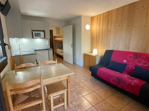Studio calme à Samoëns avec terrasse, parking et coin cuisine - FR-1-629-30