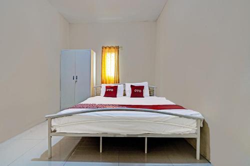 Ένα ή περισσότερα κρεβάτια σε δωμάτιο στο OYO 91955 Pondokan Cempaka