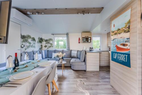 une cuisine et un salon avec une table et un canapé dans l'établissement La Ressource des Dunes, à Lège-Cap-Ferret