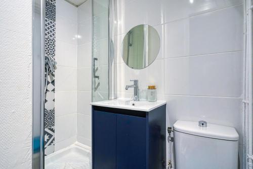 une salle de bain avec toilettes, lavabo et douche dans l'établissement Appartement équipé quartier Montparnasse - X, à Paris