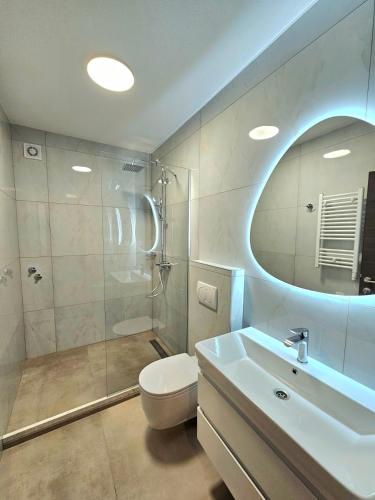 オフリドにあるVilla Kotlarのシャワー、トイレ、洗面台を備えたバスルーム