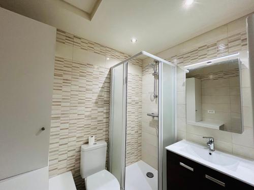 a bathroom with a toilet and a sink and a shower at Maison située dans longère 6 à 8 personnes proche du bourg de Guidel - ALARIC in Guidel