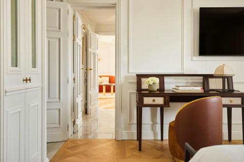 Una televisión o centro de entretenimiento en The Palace, a Luxury Collection Hotel, Madrid