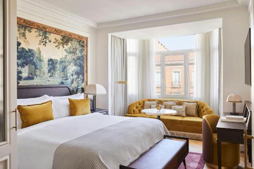Una cama o camas en una habitación de The Palace, a Luxury Collection Hotel, Madrid